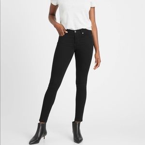 Banana Republic Mid-Rise Fade-Resistant Ankle Jean